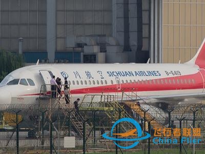 追問川航客機風(fēng)擋玻璃爆裂原因：維修公司稱沒修過，民航局通報是原裝-4195
