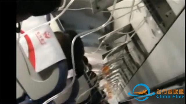 川航3U8633風(fēng)擋玻璃脫落 乘客用手機(jī)視頻曝更多細(xì)節(jié)內(nèi)容 快看-4458