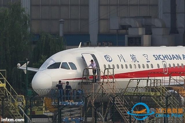 民航局調(diào)查川航風(fēng)擋玻璃破碎事件 空客派技術(shù)團(tuán)隊支持-3966