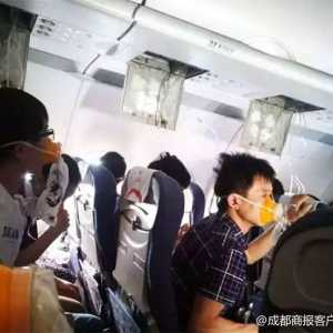 川航備降親歷者：飛機(jī)瞬間下降第一反應(yīng)抱緊女朋友 擔(dān)心“粉身碎骨”