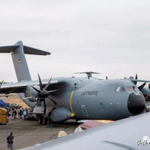 與空中加油飛機(jī)A400M近距離接觸