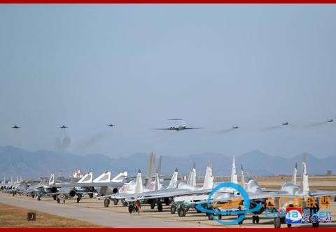 金正恩觀摩朝鮮戰(zhàn)斗飛行技術(shù)大賽 現(xiàn)場戰(zhàn)機云集-9876