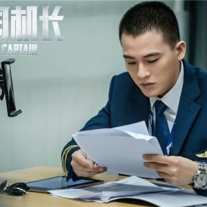 “世界上怎么會有按鈕這么多的地方！”張涵予歐豪杜江為演機長苦學(xué)飛行技術(shù)