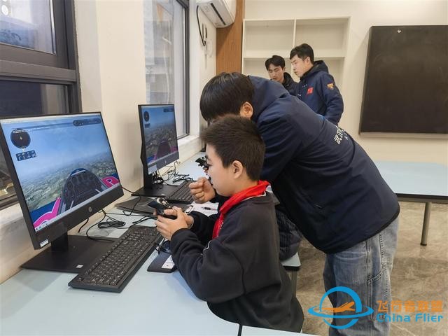課后社團(tuán)學(xué)什么？武漢這群小學(xué)生學(xué)起“開飛機(jī)”-5365