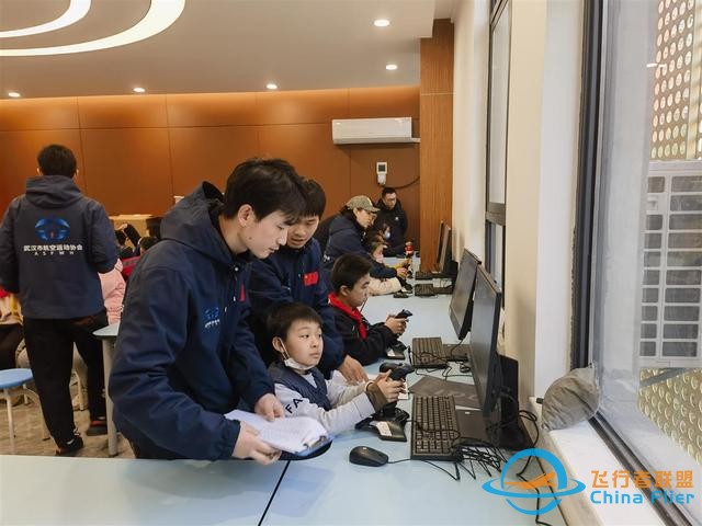 課后社團(tuán)學(xué)什么？武漢這群小學(xué)生學(xué)起“開飛機(jī)”-995