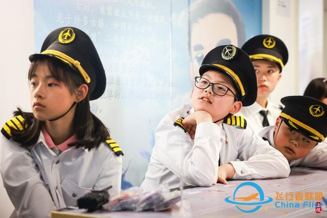 全國助殘日：聽障孩子走進(jìn)航空運(yùn)動(dòng)基地體驗(yàn)?zāi)M飛行-7130