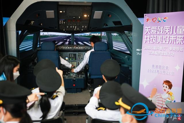 全國助殘日：聽障孩子走進(jìn)航空運(yùn)動(dòng)基地體驗(yàn)?zāi)M飛行-8586