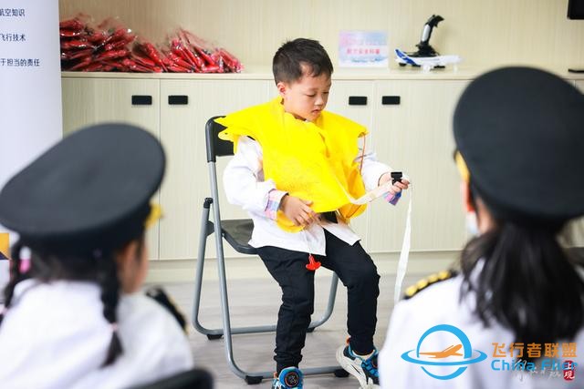 全國助殘日：聽障孩子走進(jìn)航空運(yùn)動(dòng)基地體驗(yàn)?zāi)M飛行-8870