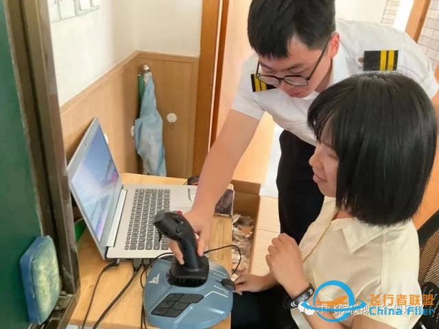 “雛鷹乘風(fēng)起，天高任我飛”——模擬飛行航空志愿服務(wù)團(tuán)進(jìn)校園-2957