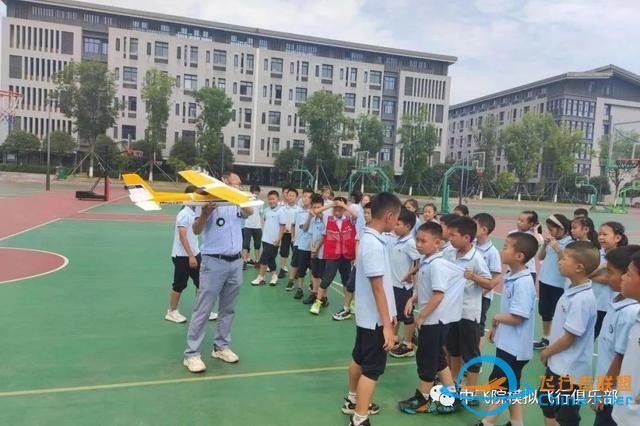 “雛鷹乘風(fēng)起，天高任我飛”——模擬飛行航空志愿服務(wù)團(tuán)進(jìn)校園-9878
