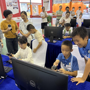 2024“愛運動 愛飛行”模擬飛行進社區(qū)