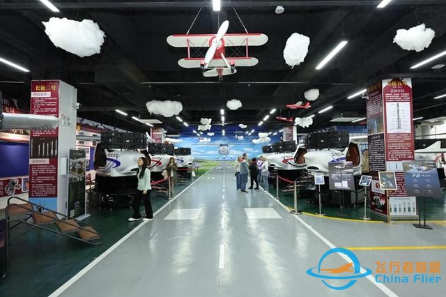 走進AI社區(qū)、體驗?zāi)M飛行，國際人才邂逅創(chuàng)新生態(tài)圈｜外眼看龍城-2041